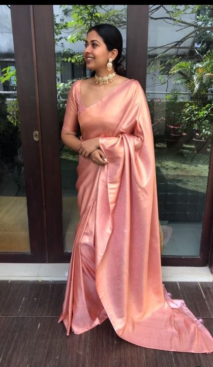 Salmon Pink Colour Kanjivaram Woven Silk Saree With Blouse Piece